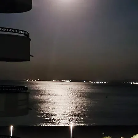 Luxurious With Sea View Apartament